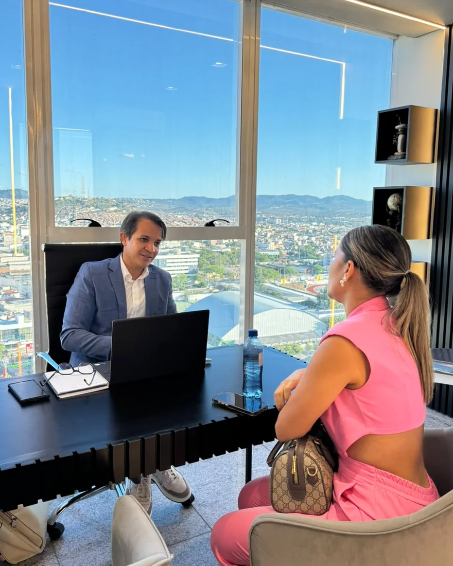 Dr. Antunes Júnior conversando com uma paciente durante consulta no consultório em Caruaru