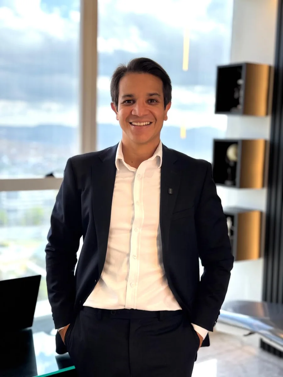 Dr. Antunes Júnior no consultório do Instituto Antunes Júnior, em Caruaru