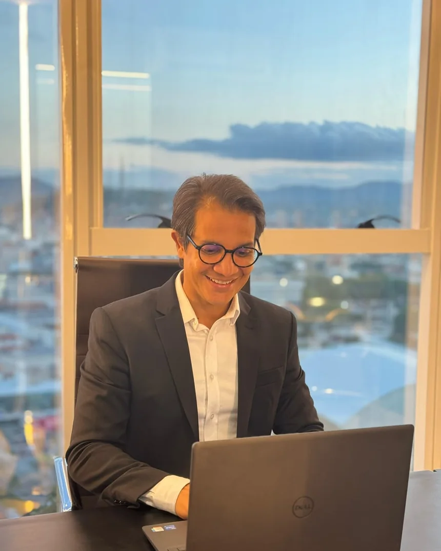 Dr. Antunes Júnior analisando exames durante atendimento